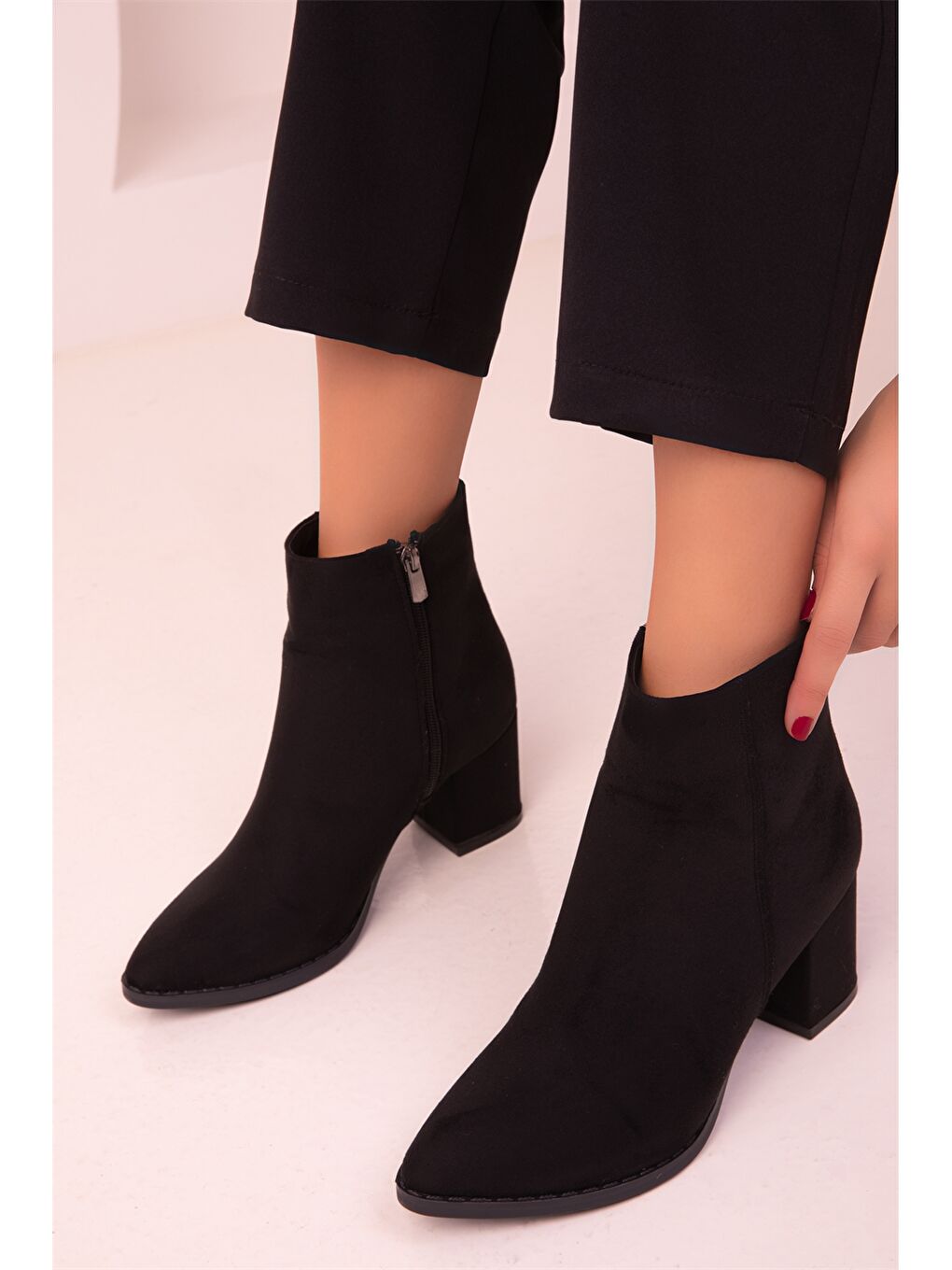Siyah Deri Görünümlü Topuklu Kadın Bot-2
