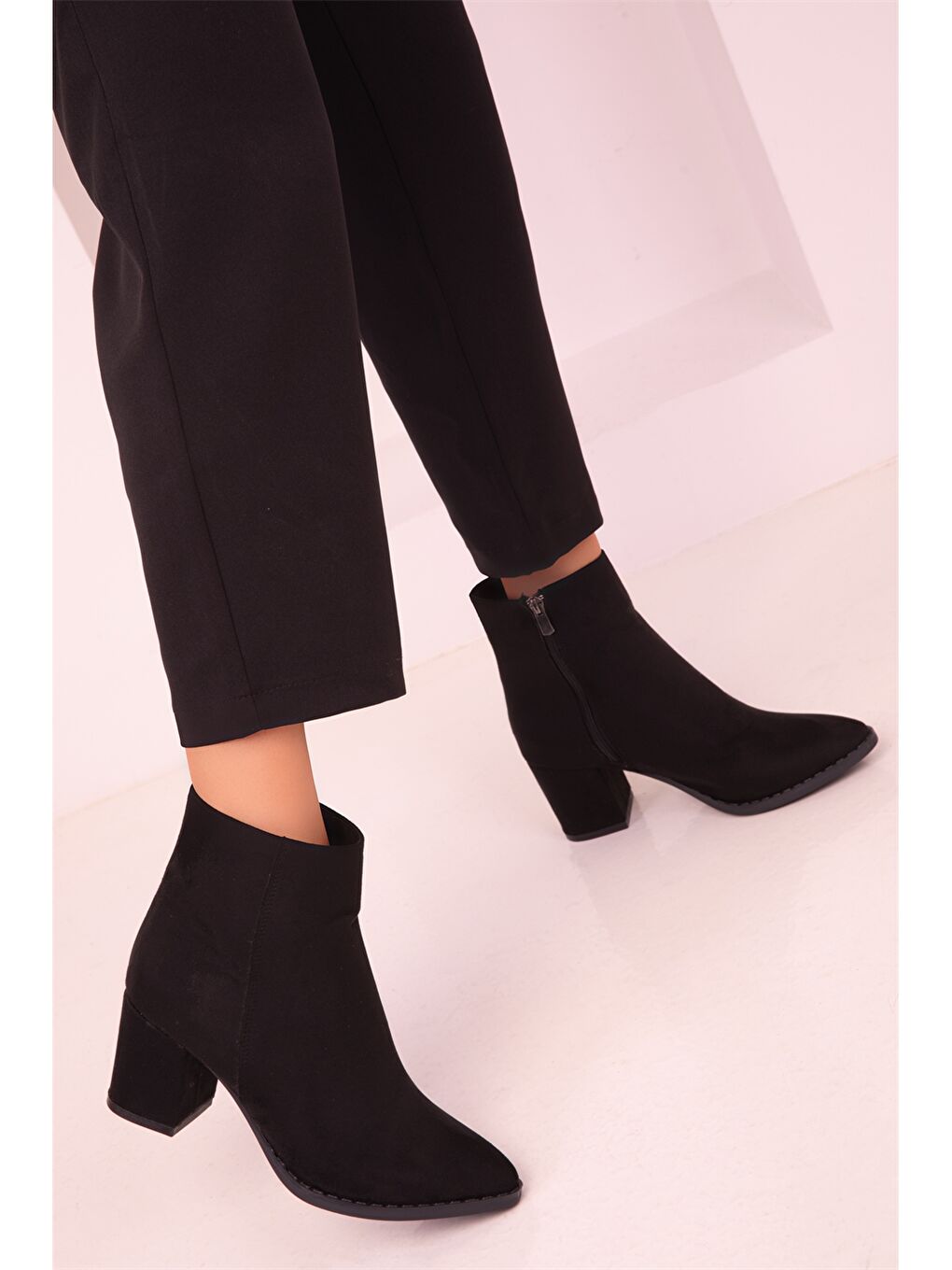 Siyah Deri Görünümlü Topuklu Kadın Bot-3