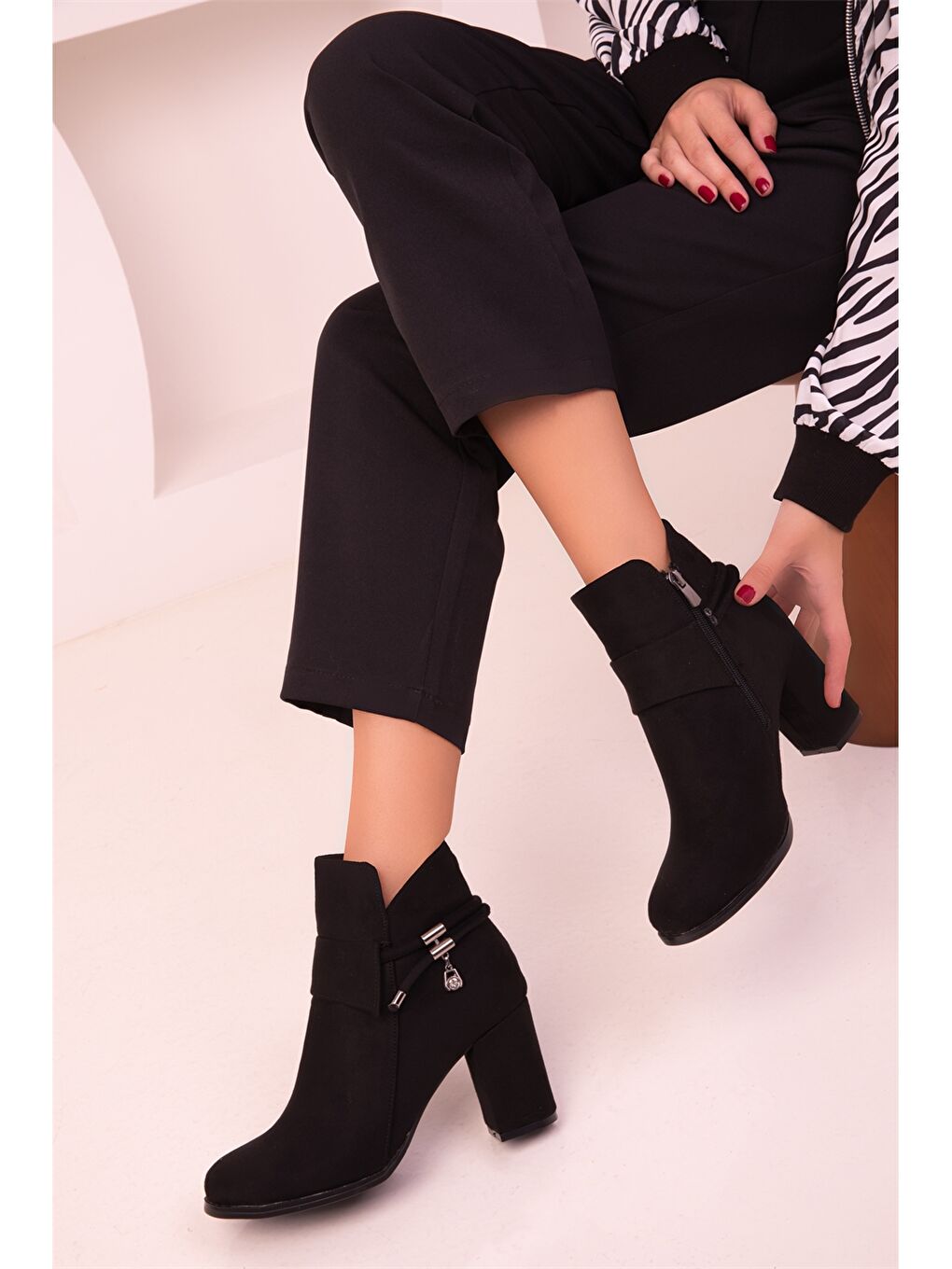 Siyah Süet Görünümlü Topuklu Kadın Bot-2