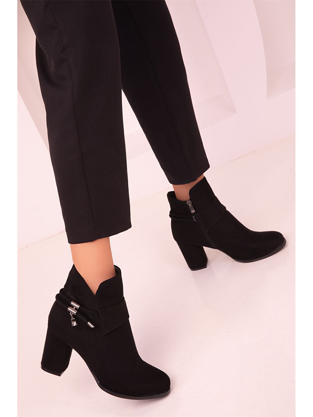 Siyah Süet Görünümlü Topuklu Kadın Bot