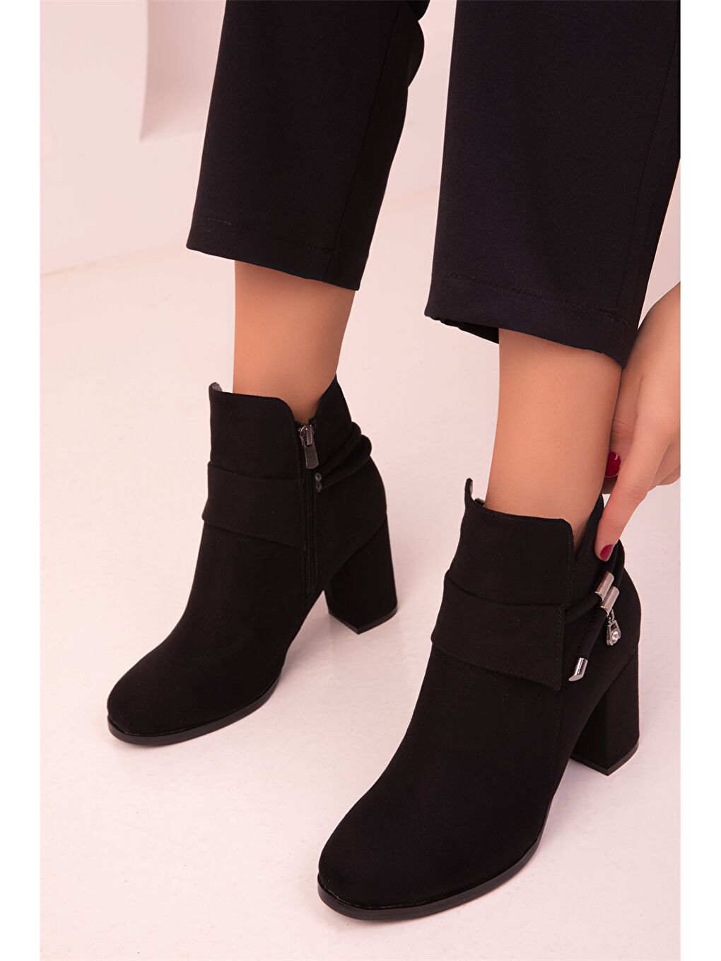Siyah Süet Görünümlü Topuklu Kadın Bot-1