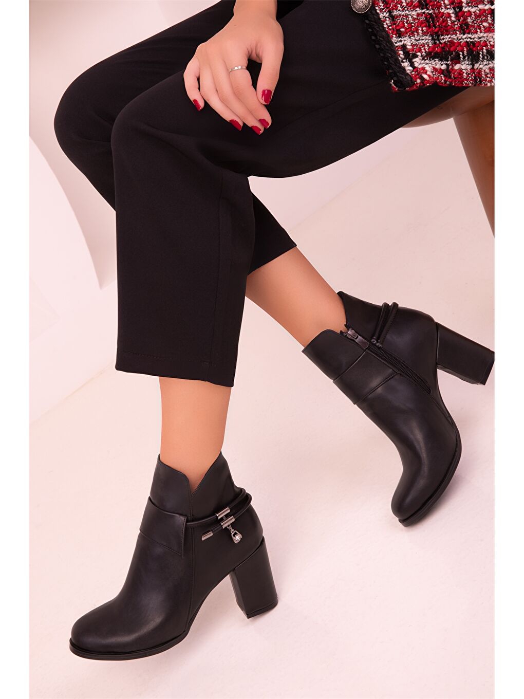 Siyah Süet Görünümlü Topuklu Kadın Bot