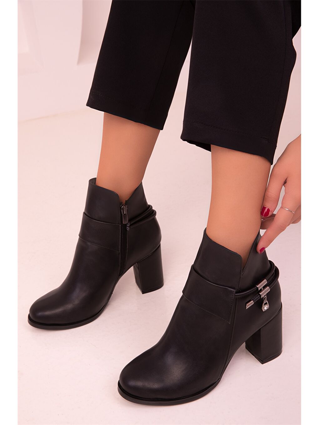 Siyah Süet Görünümlü Topuklu Kadın Bot-1