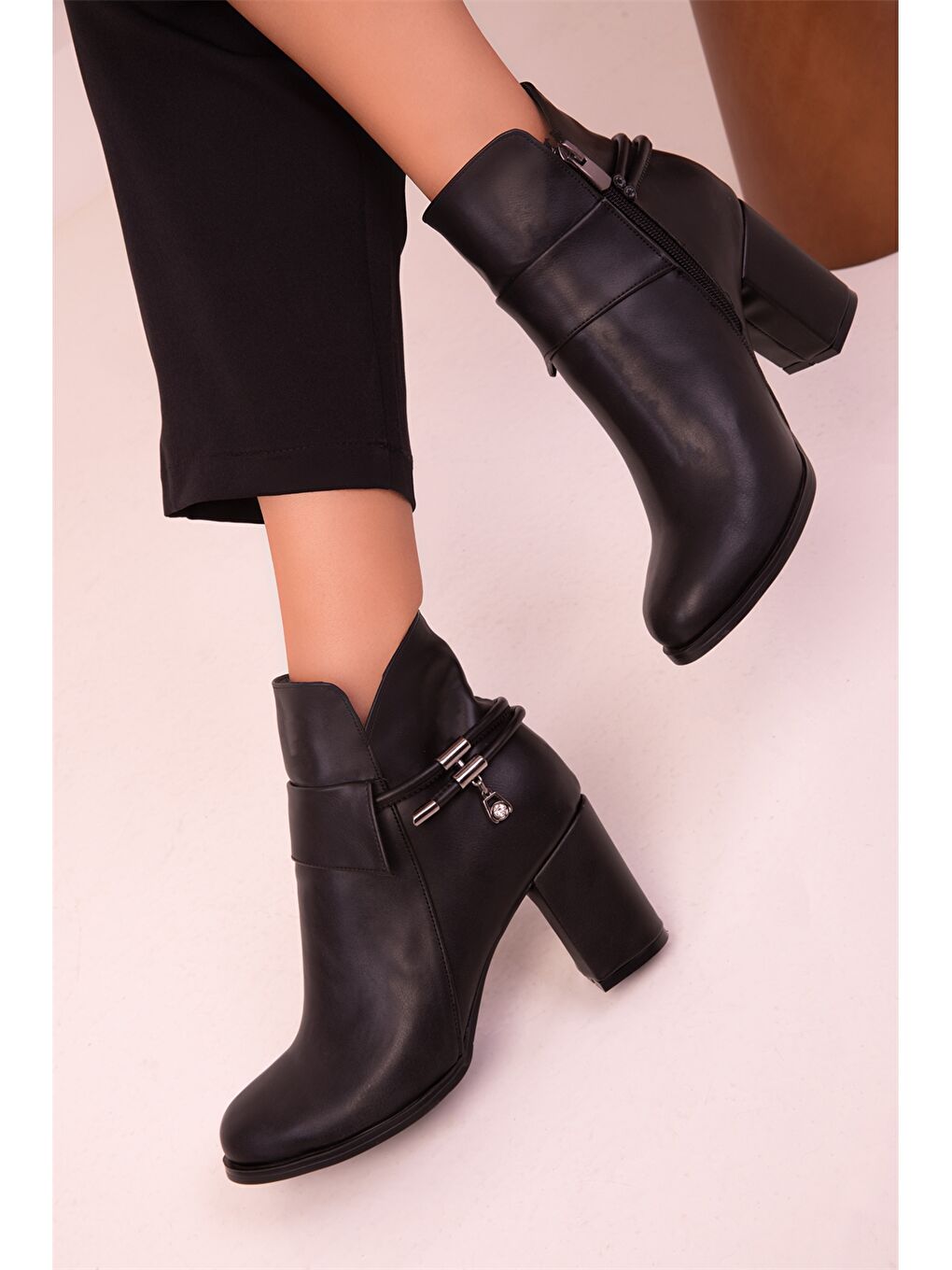 Siyah Süet Görünümlü Topuklu Kadın Bot-2