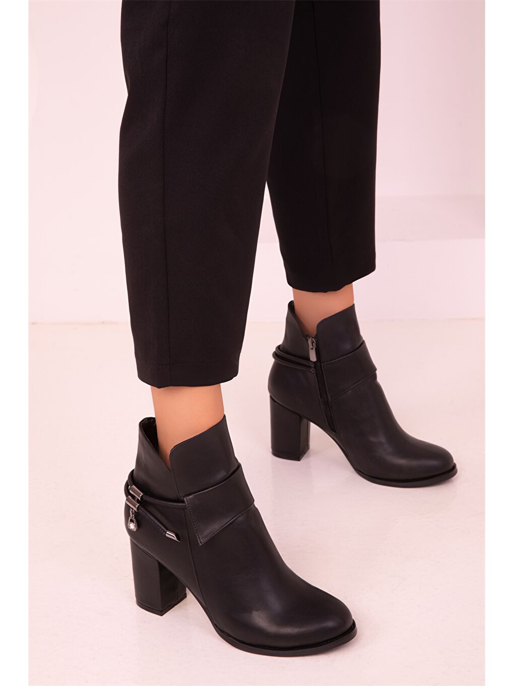 Siyah Süet Görünümlü Topuklu Kadın Bot-3