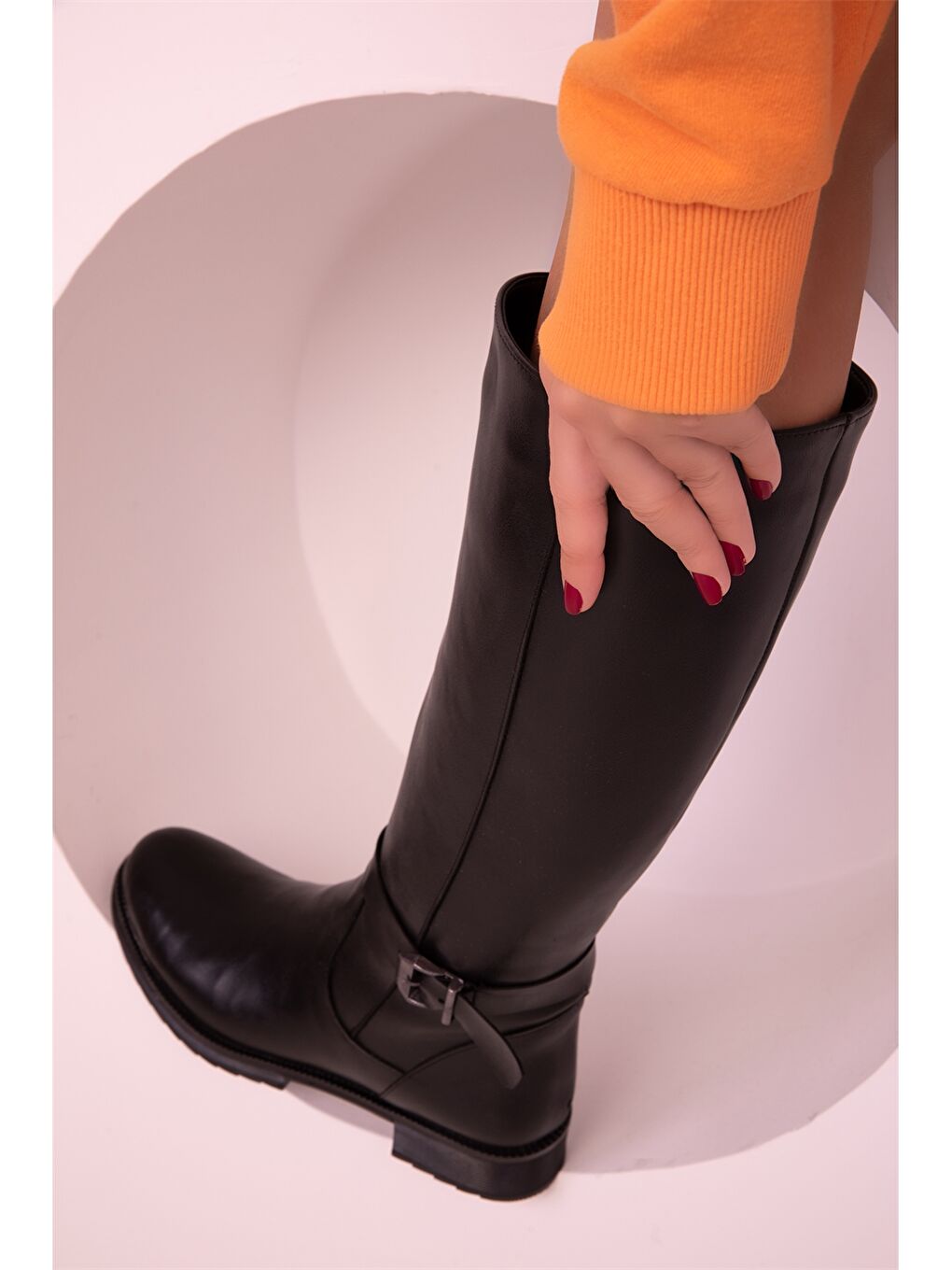 Siyah Deri Görünümlü Fermuarlı Kadın Çizme-2