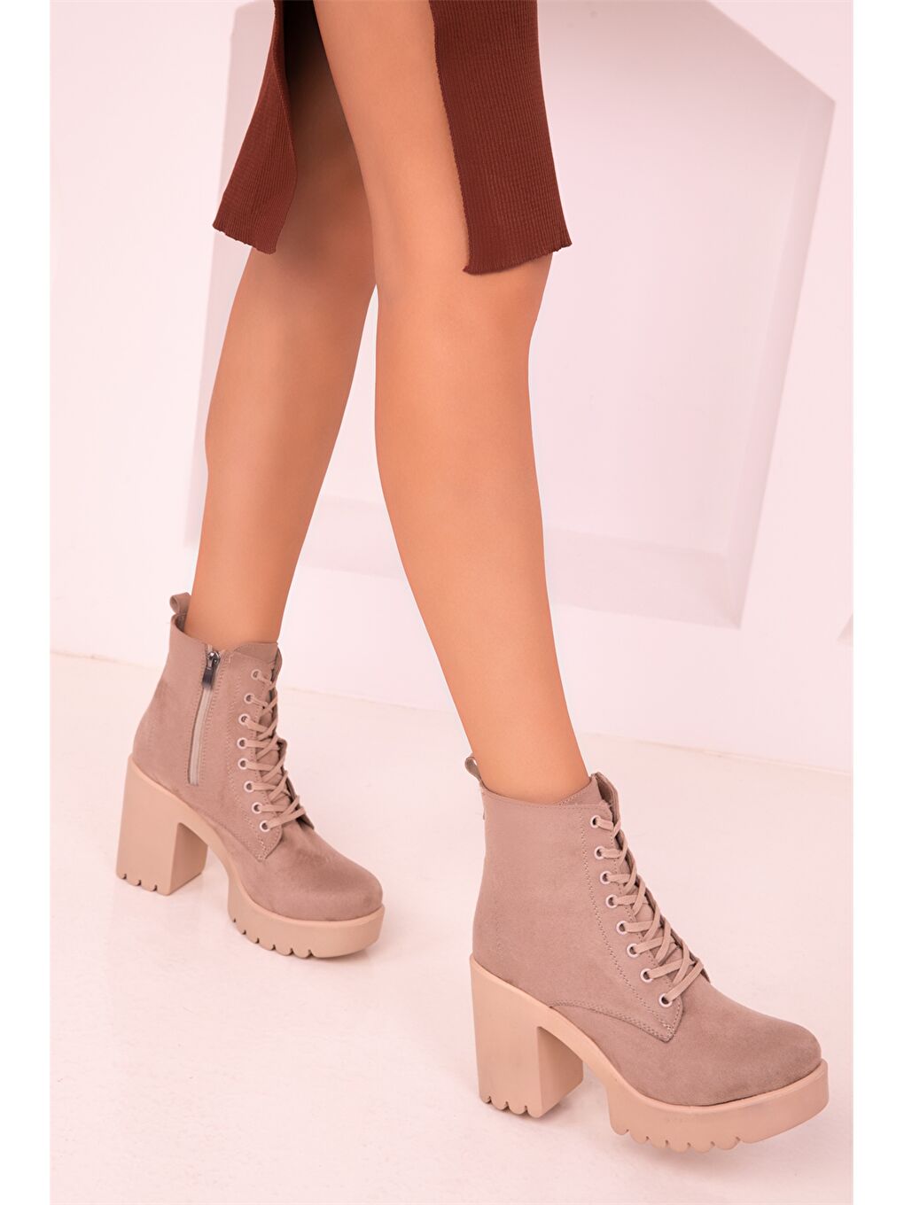 Bej Süet Görünümlü Topuklu Kadın Bot