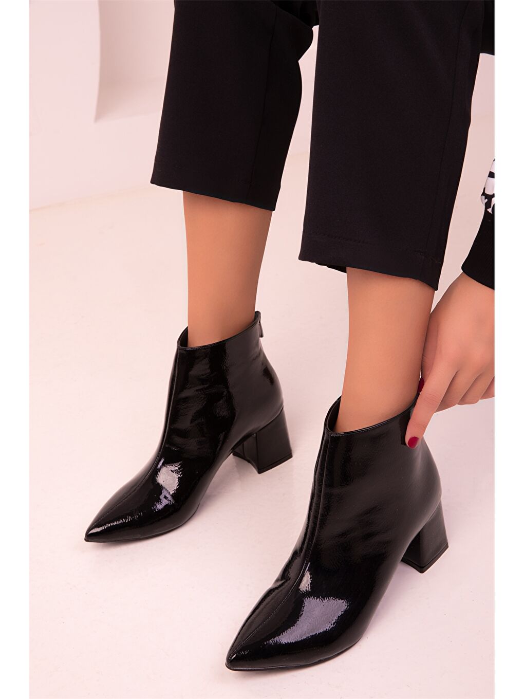 Siyah Deri Görünümlü Topuklu Kadın Bot-1