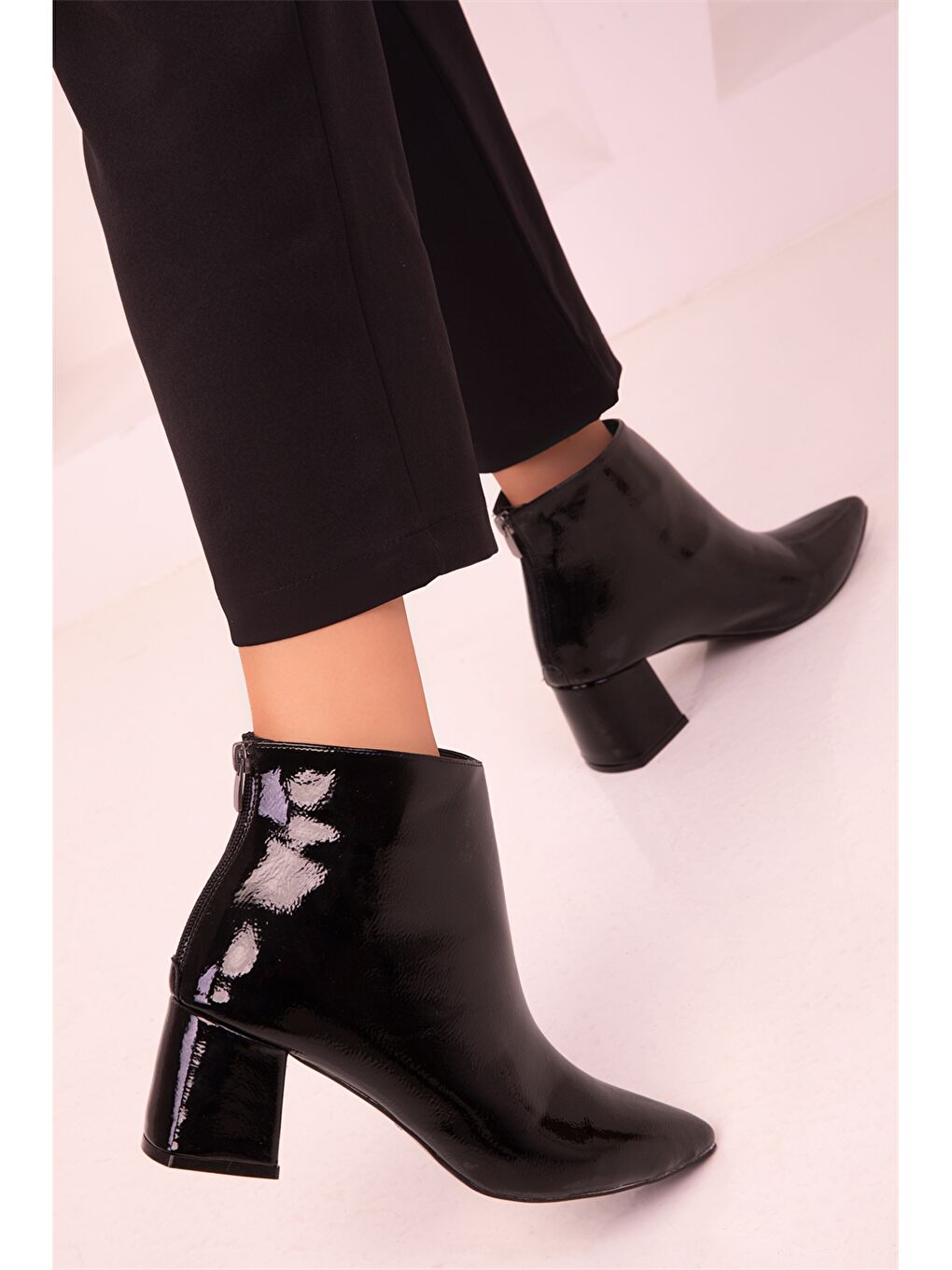 Siyah Deri Görünümlü Topuklu Kadın Bot-2