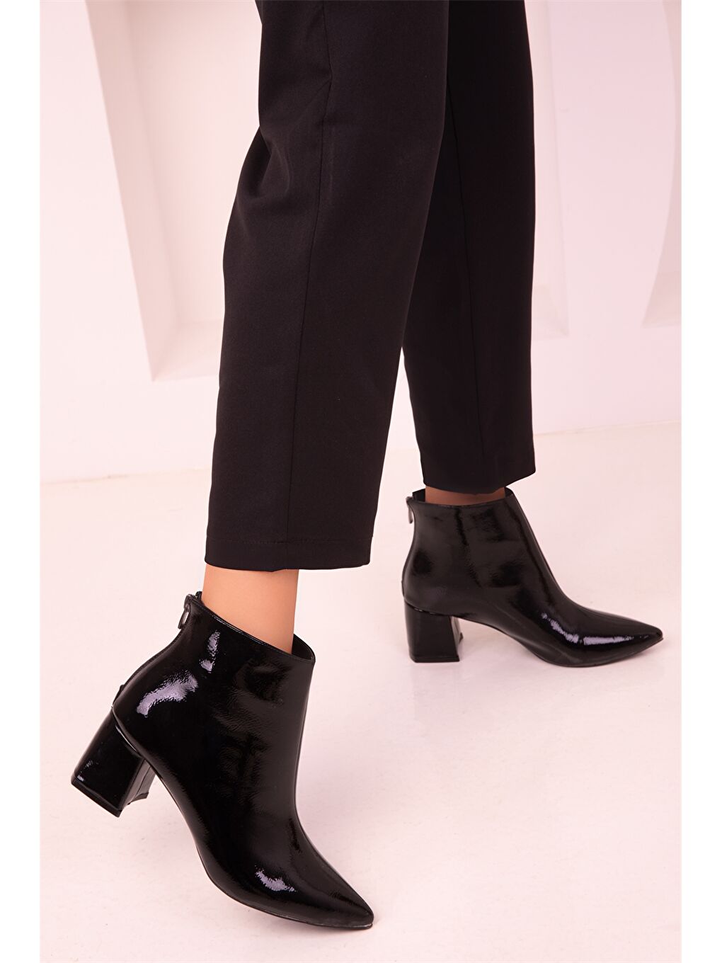 Siyah Deri Görünümlü Topuklu Kadın Bot-3