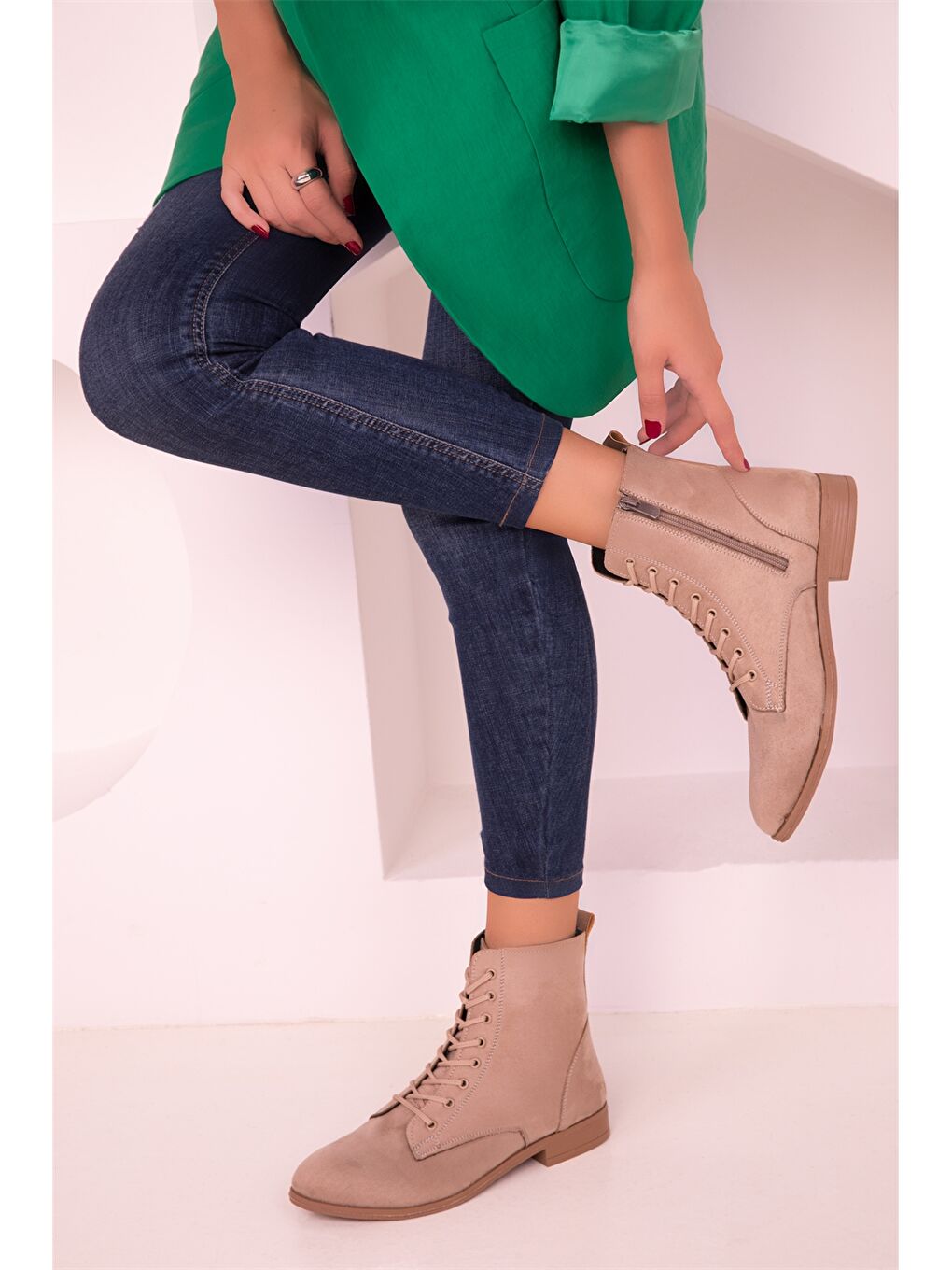 Bej Süet Görünümlü Bağcıklı Bilek Boy Kadın Bot