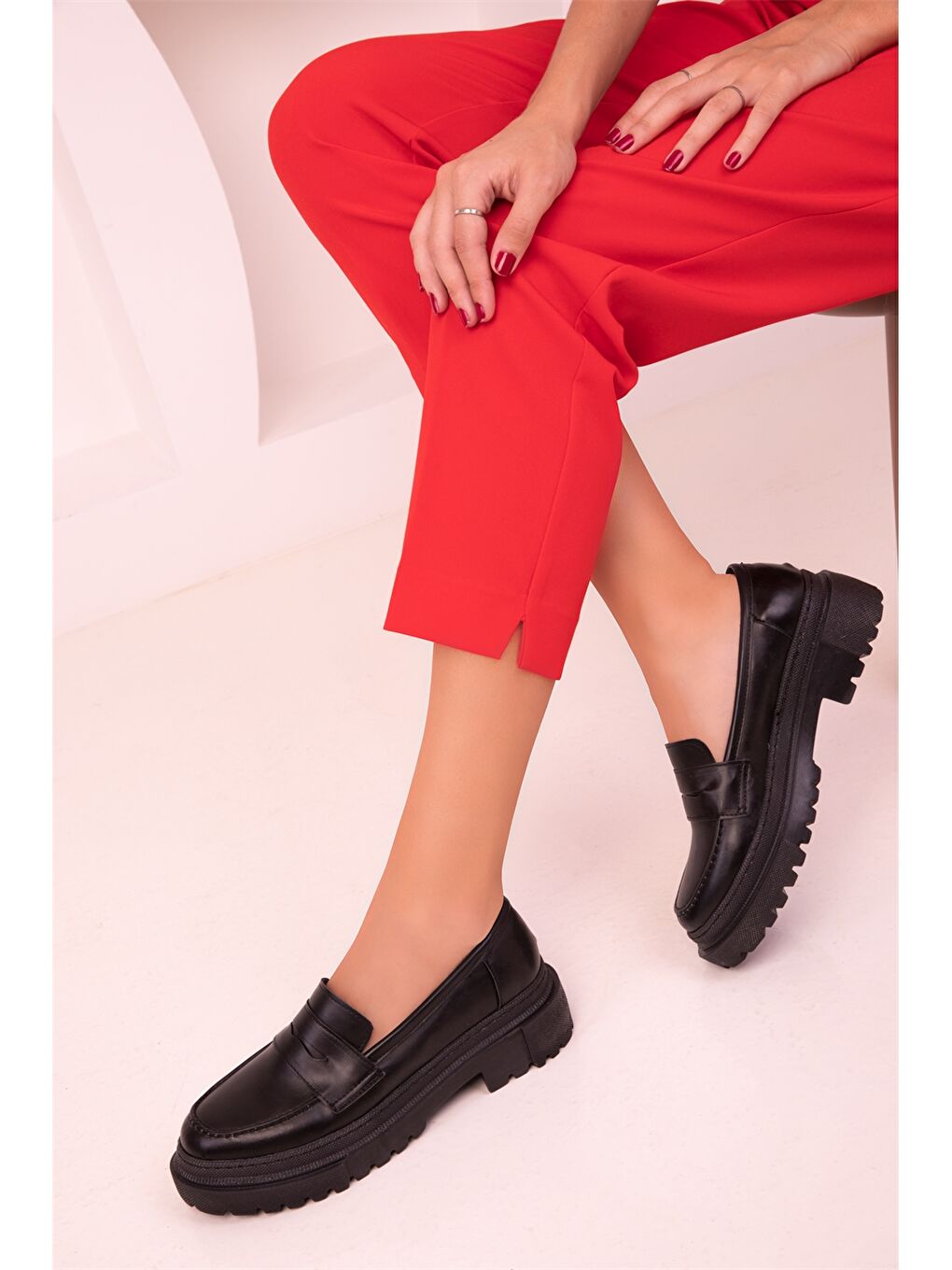 Siyah Deri Görünümlü Kadın Loafer Ayakkabı