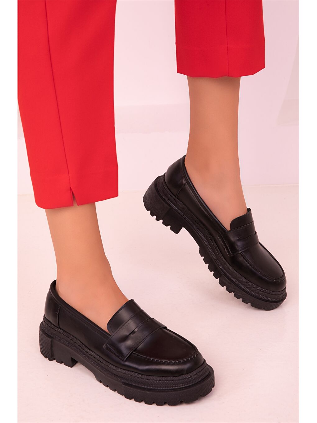 Siyah Deri Görünümlü Kadın Loafer Ayakkabı-1