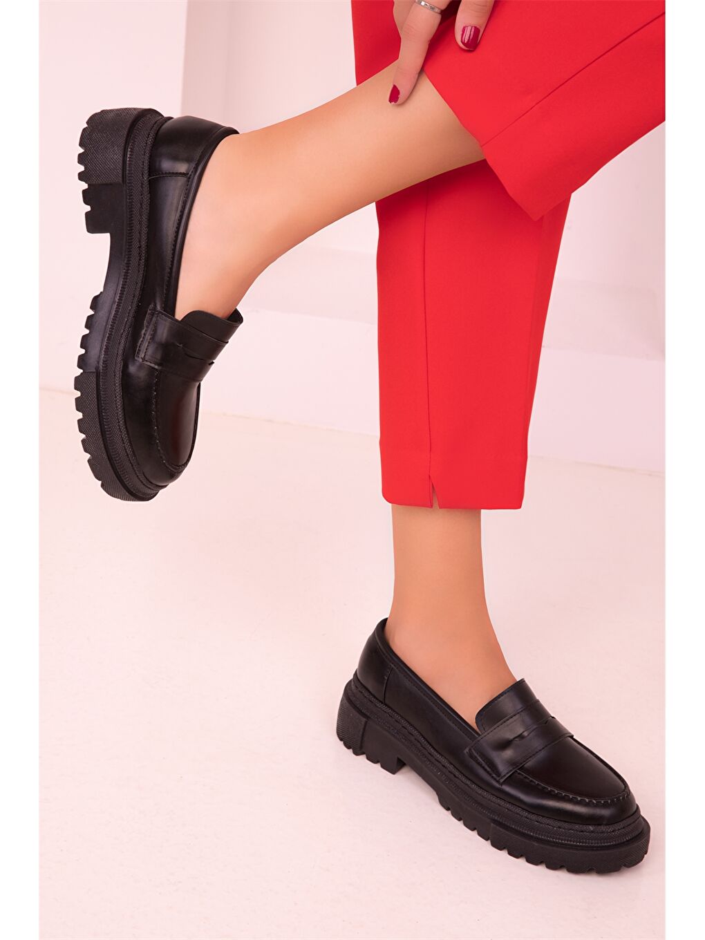 Siyah Deri Görünümlü Kadın Loafer Ayakkabı-2