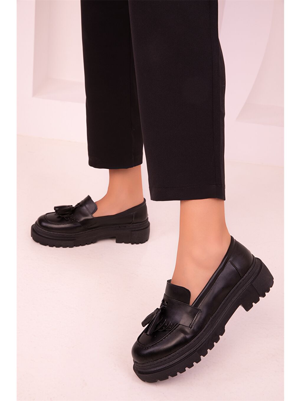 Siyah Deri Görünümlü Kadın Klasik Ayakkabı-1