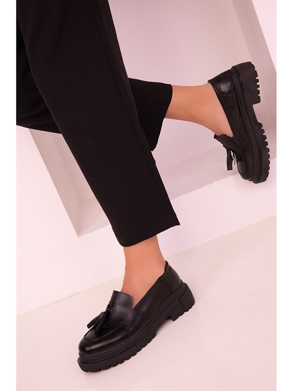 Siyah Deri Görünümlü Kadın Klasik Ayakkabı-2