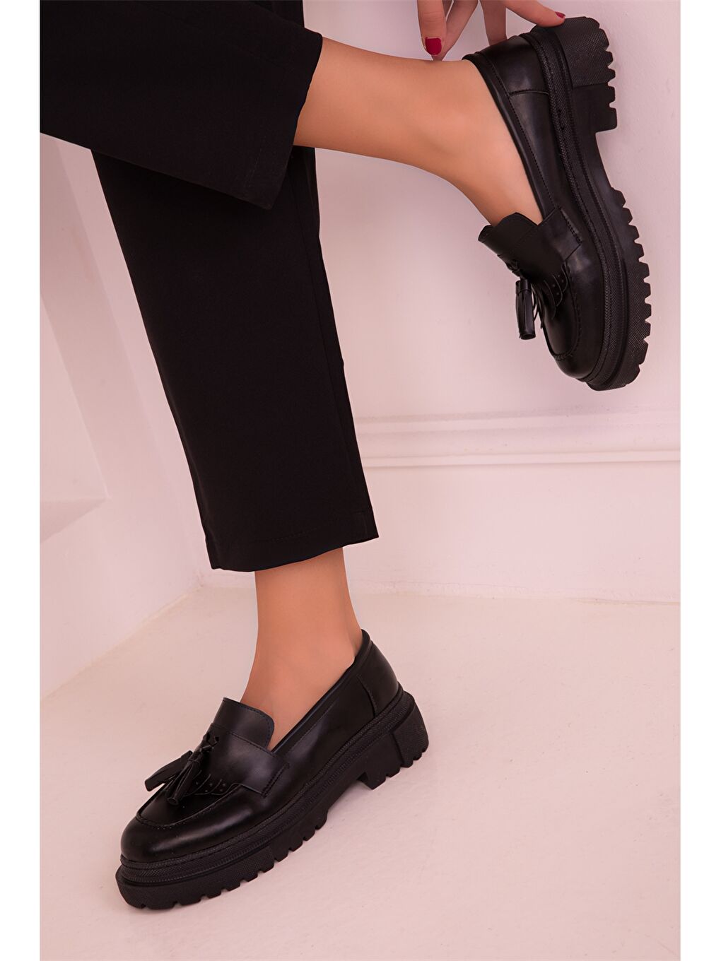 Siyah Deri Görünümlü Kadın Klasik Ayakkabı-3