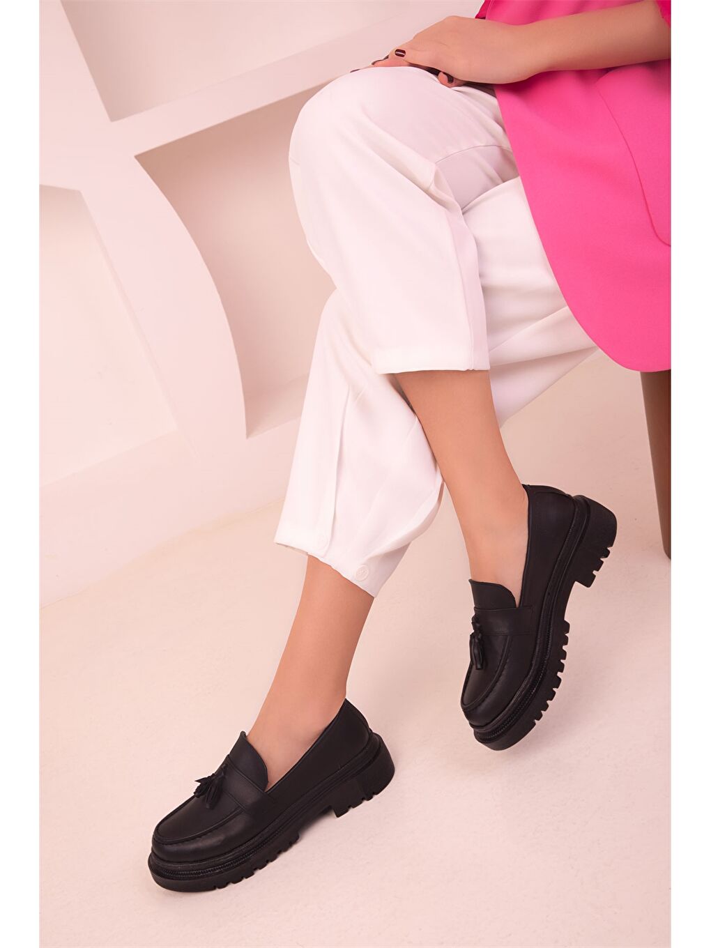 Siyah Deri Görünümlü Kadın Klasik Ayakkabı