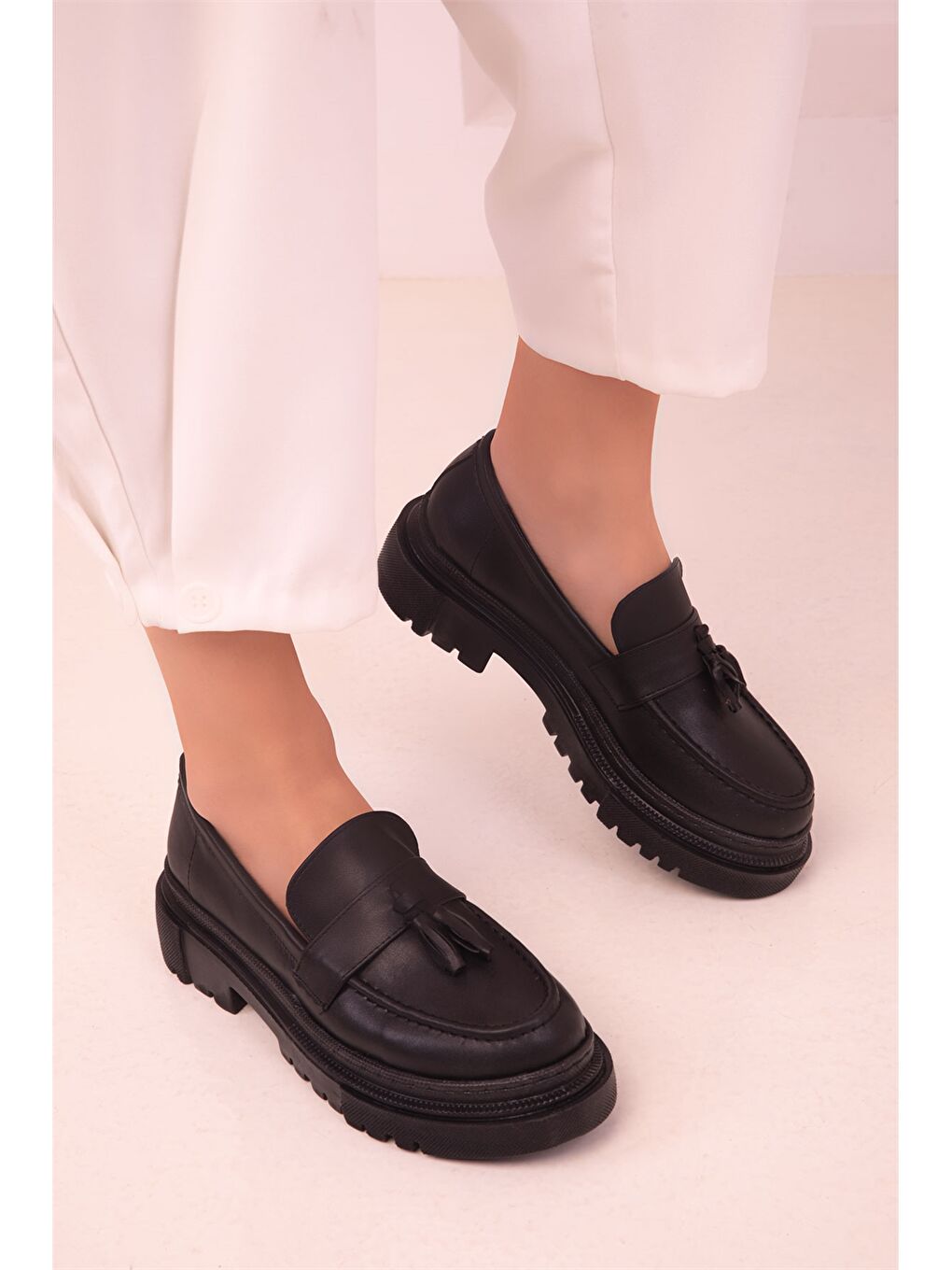 Siyah Deri Görünümlü Kadın Klasik Ayakkabı-1