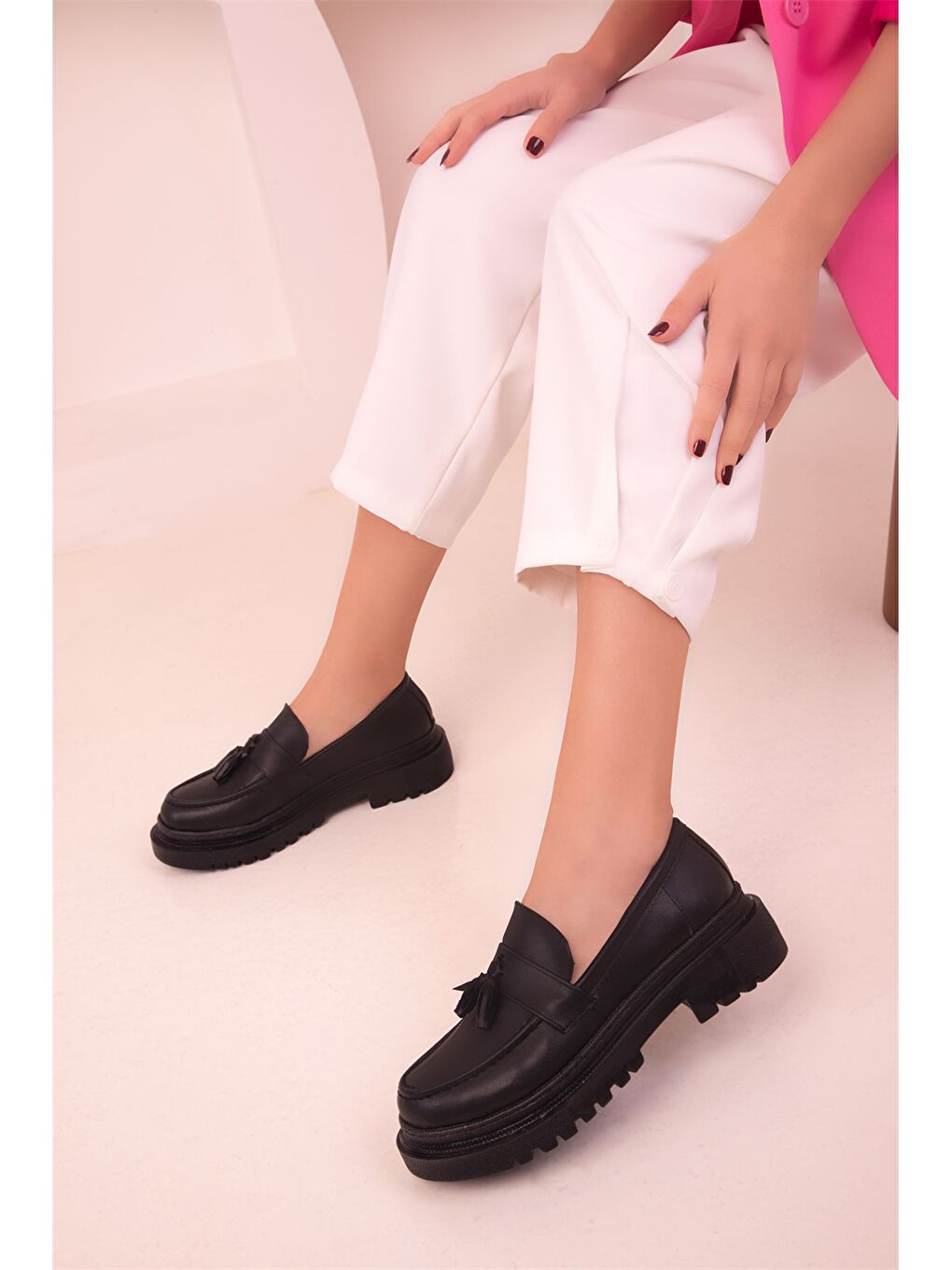 Siyah Deri Görünümlü Kadın Klasik Ayakkabı-2