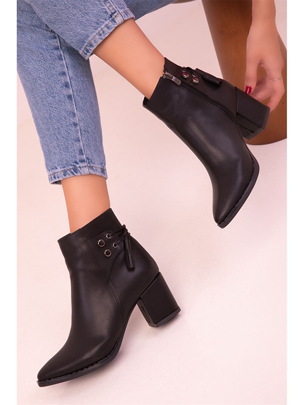 Siyah Süet Görünümlü Topuklu Kadın Bot-1