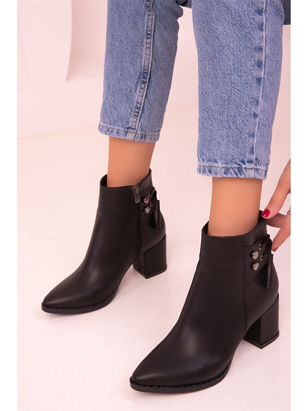 Siyah Süet Görünümlü Topuklu Kadın Bot-2