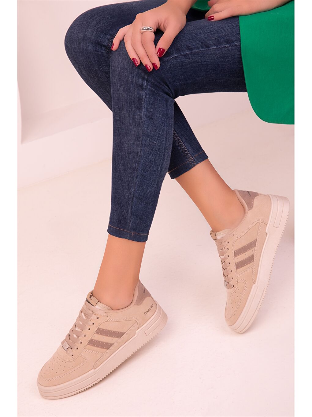 Bej Deri Görünümlü Bağcıklı Kadın Spor Ayakkabı-1