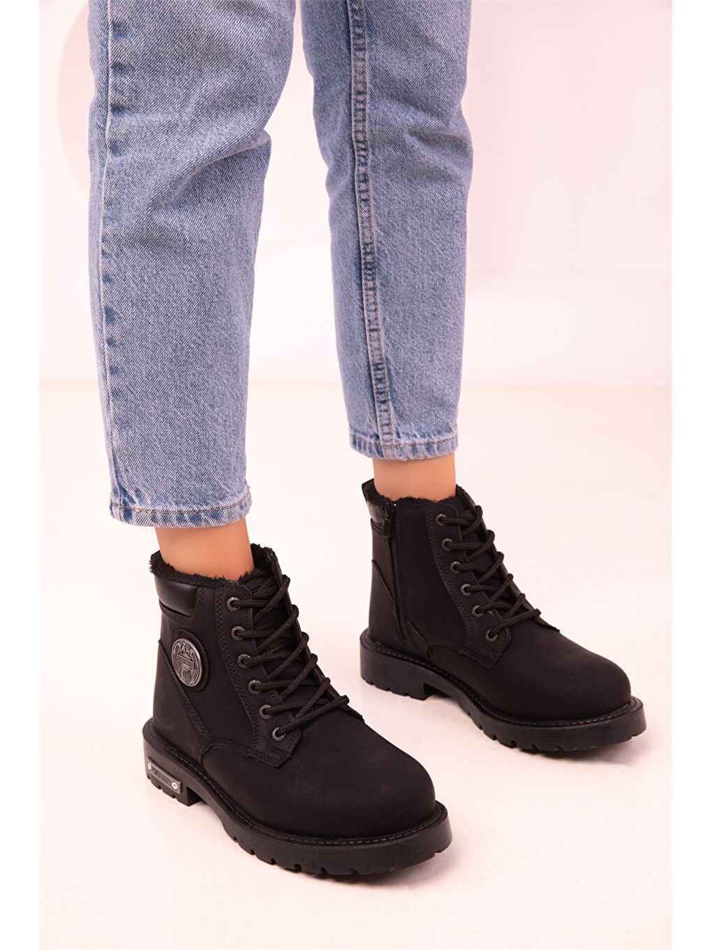 Siyah Deri Görünümlü Bağcıklı Bilek Boy Kadın Bot