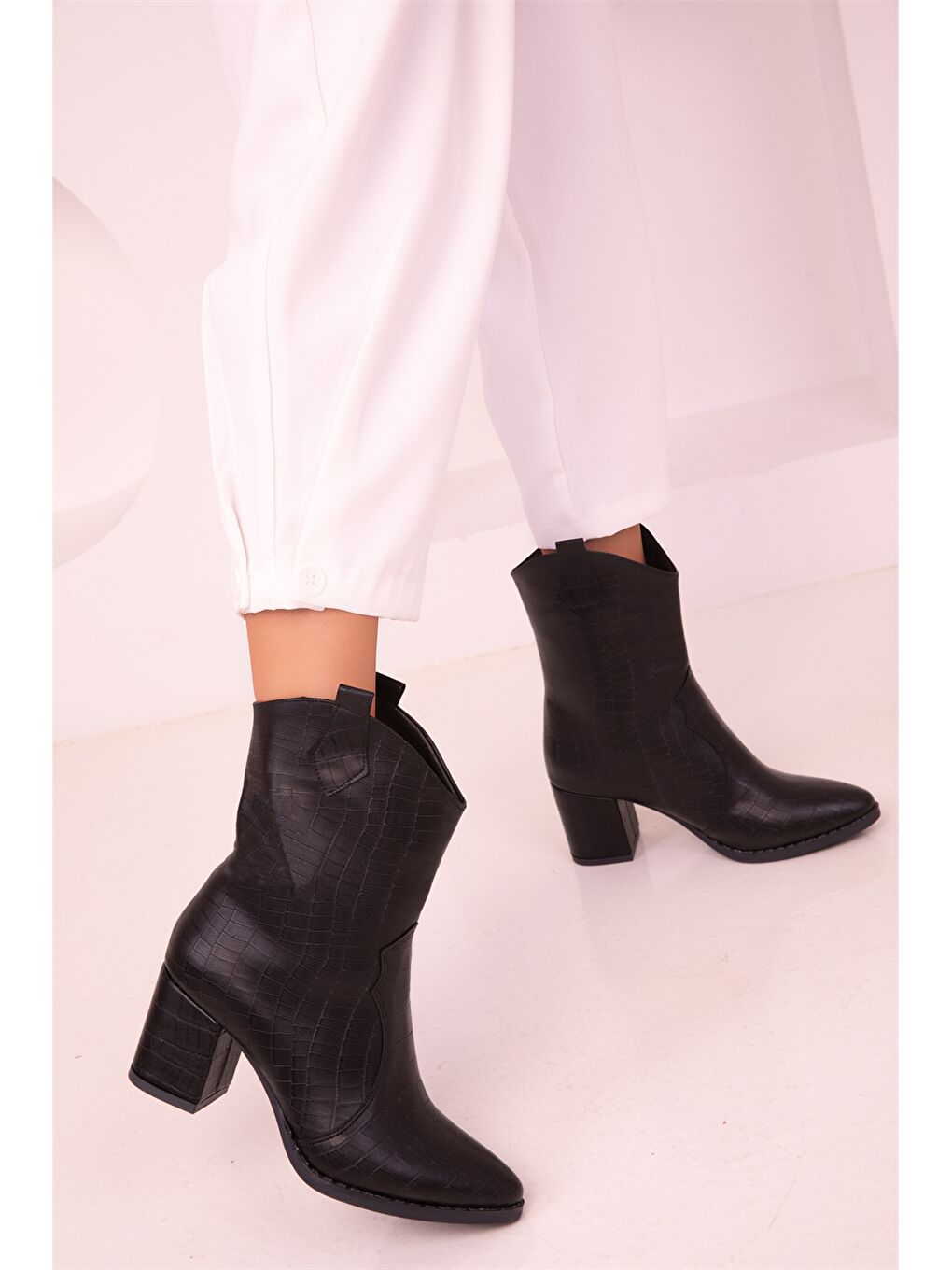 Siyah Süet Görünümlü Topuklu Kadın Bot-2