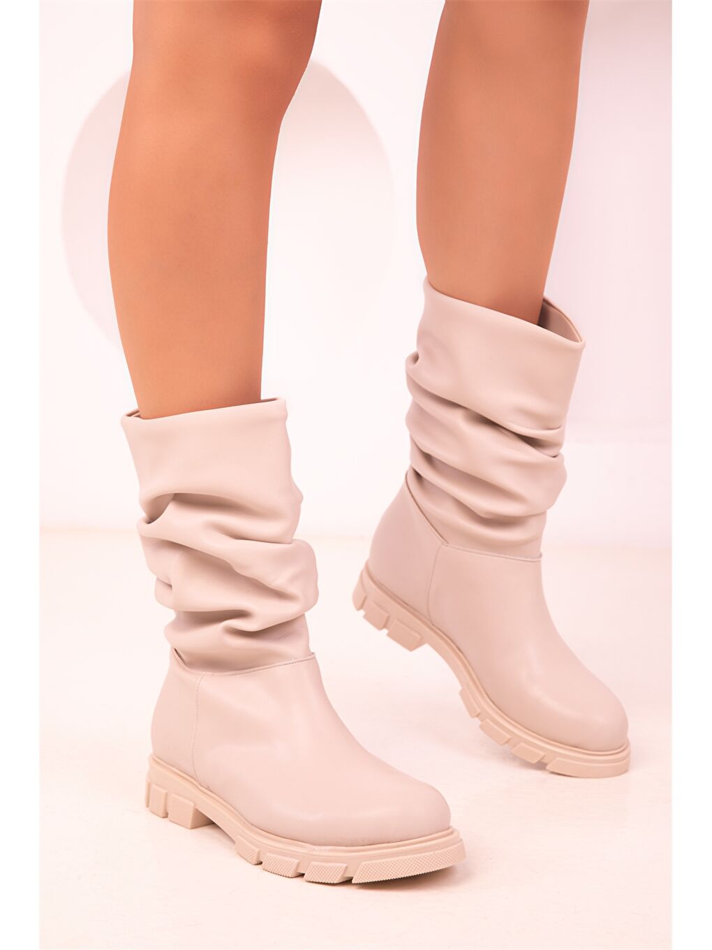 Bej Deri Görünümlü Kadın Bot-2