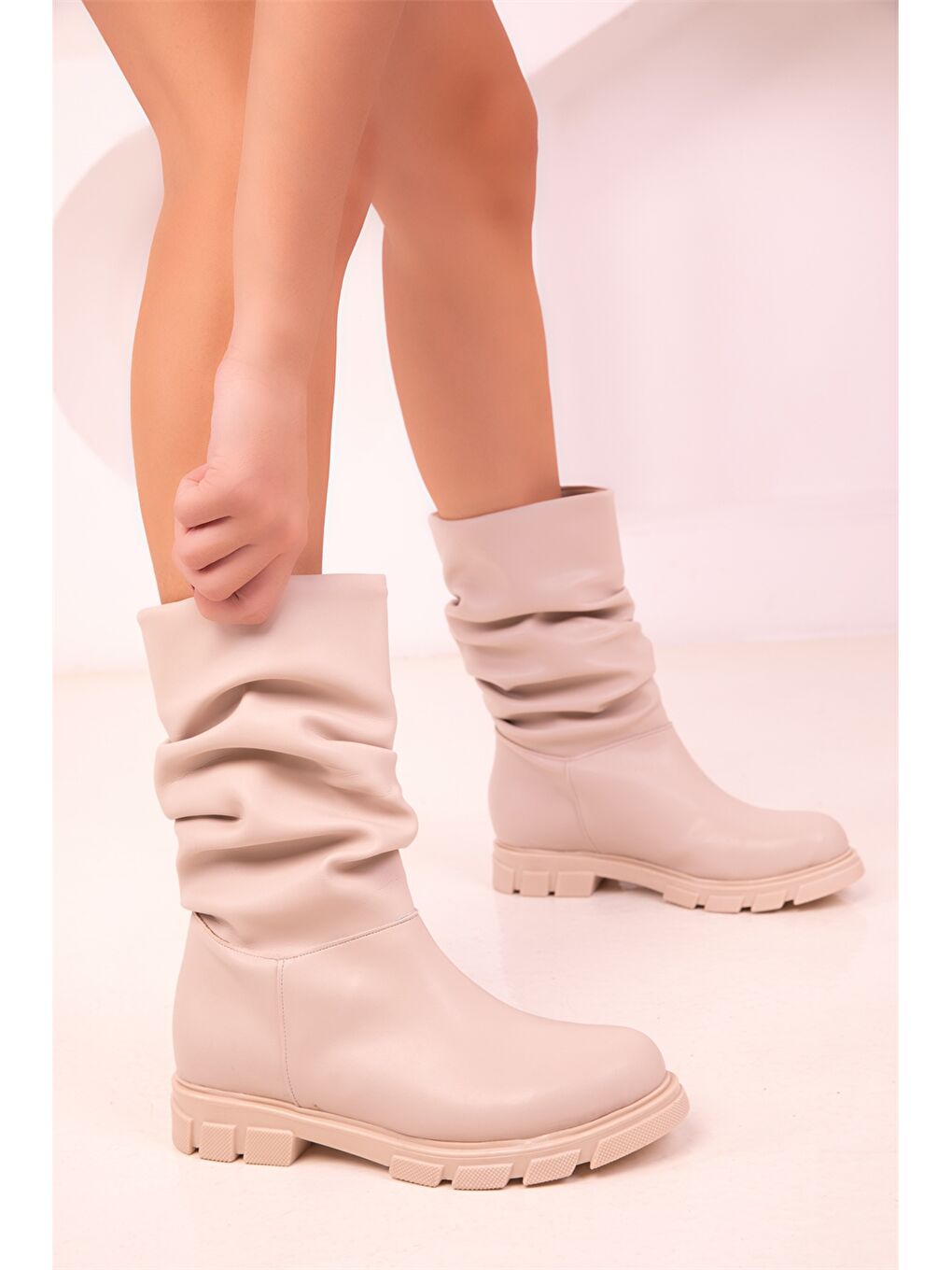 Bej Deri Görünümlü Kadın Bot-3