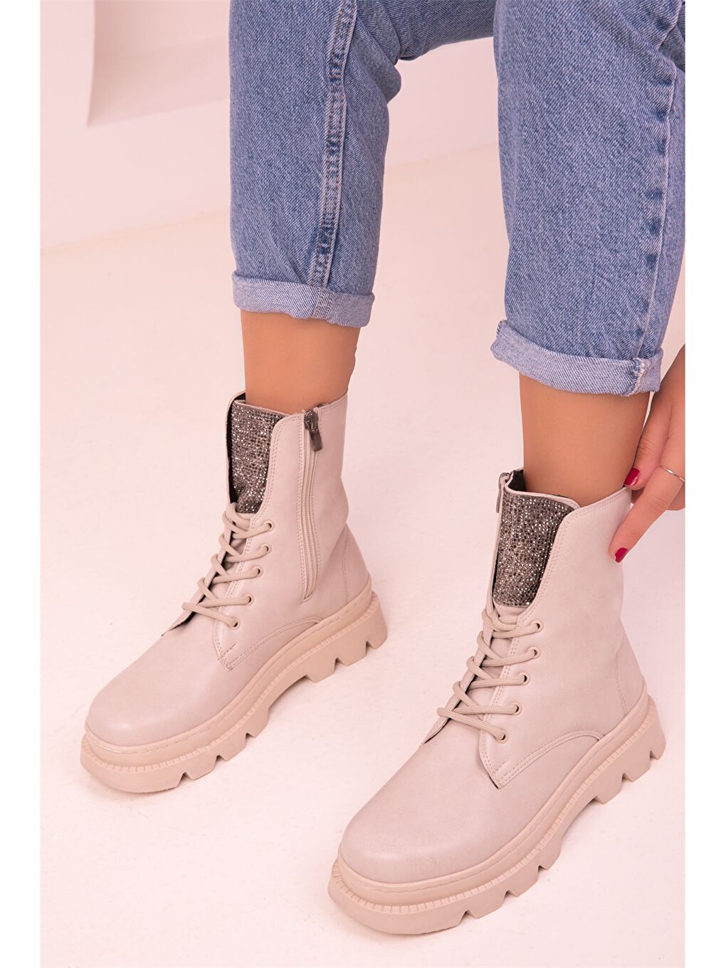 Bej Deri Görünümlü Taş Detaylı Kadın Bot-1