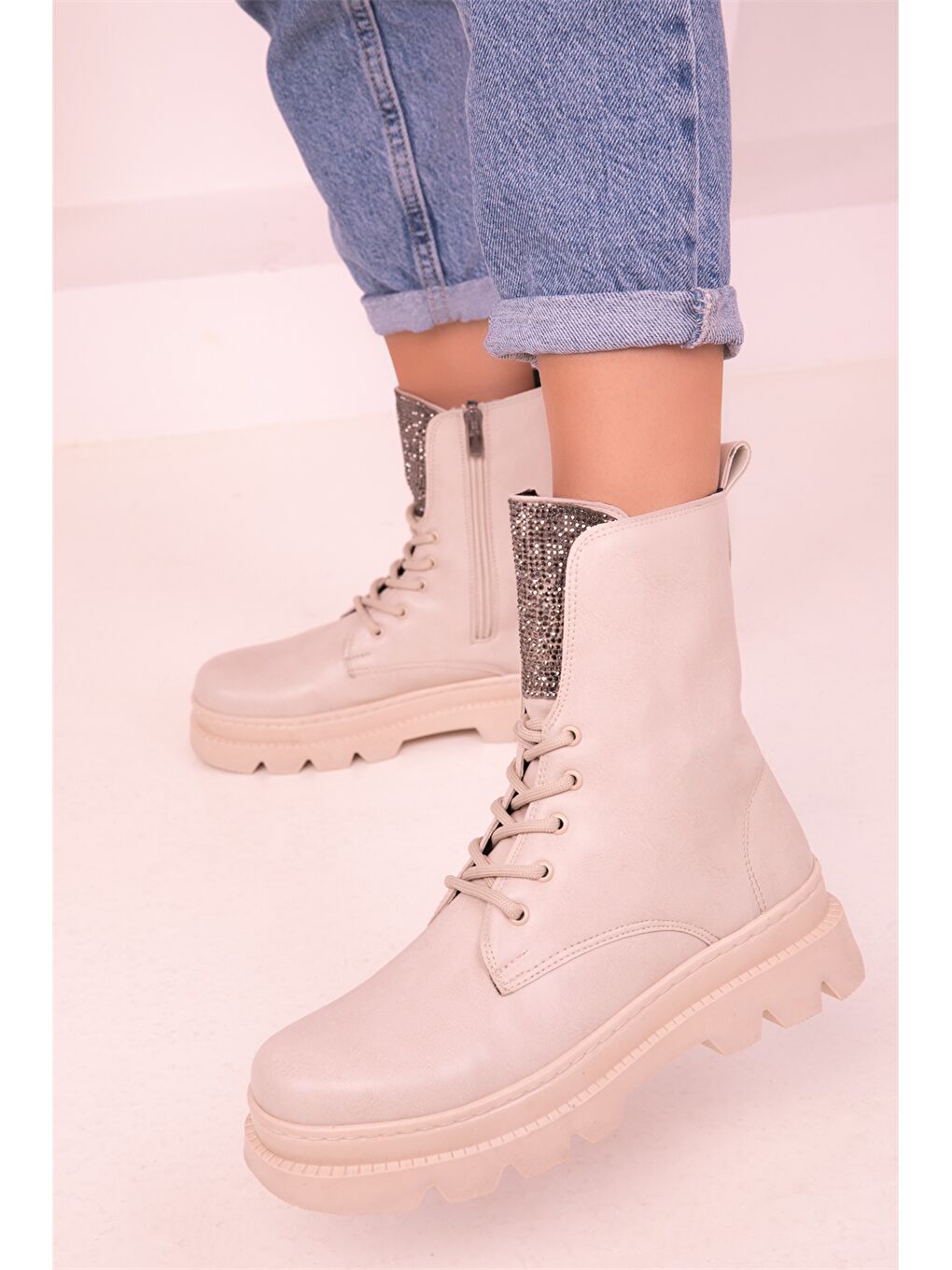 Bej Deri Görünümlü Taş Detaylı Kadın Bot-3