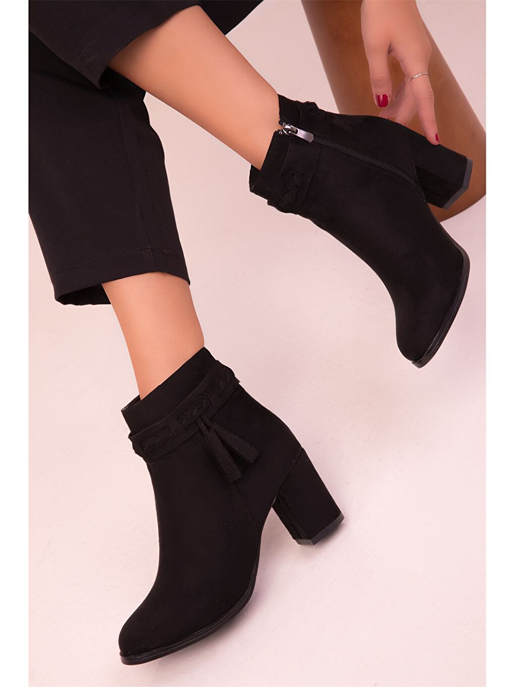 Siyah Süet Görünümlü Kadın Topuklu Bot-1