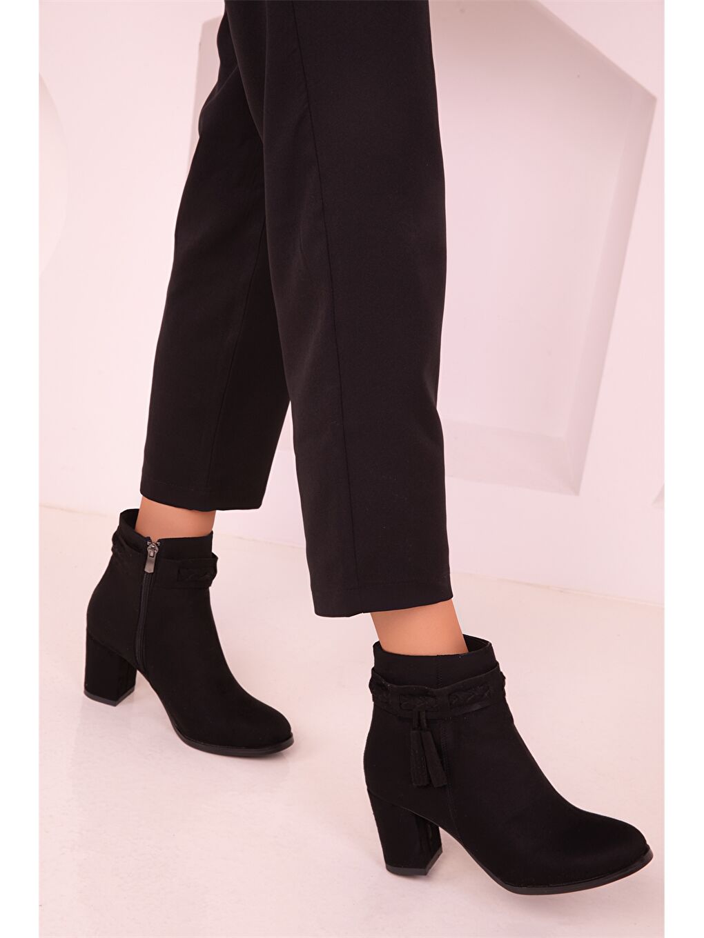 Siyah Süet Görünümlü Kadın Topuklu Bot-2