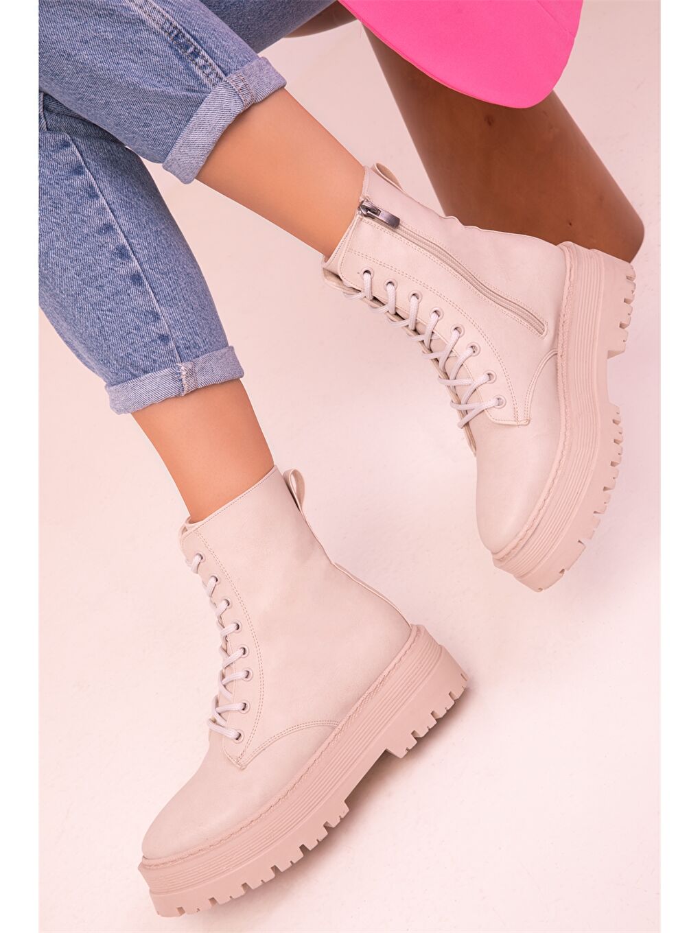 Bej Deri Görünümlü Bağcıklı Kadın Bot