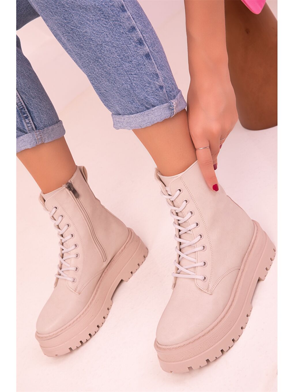 Bej Deri Görünümlü Bağcıklı Kadın Bot-1