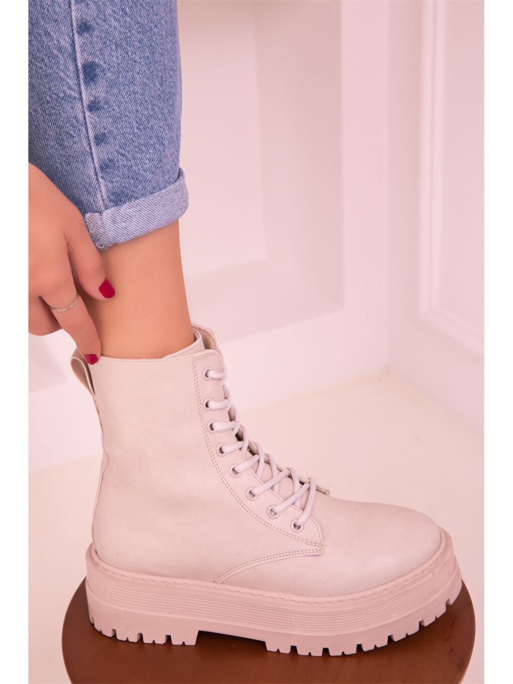 Bej Deri Görünümlü Bağcıklı Kadın Bot-2