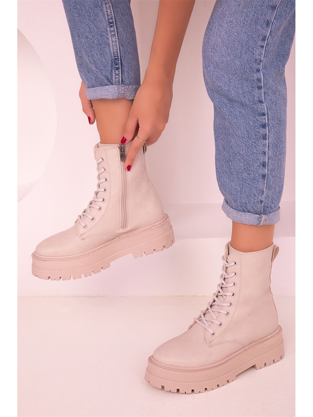 Bej Deri Görünümlü Bağcıklı Kadın Bot-3