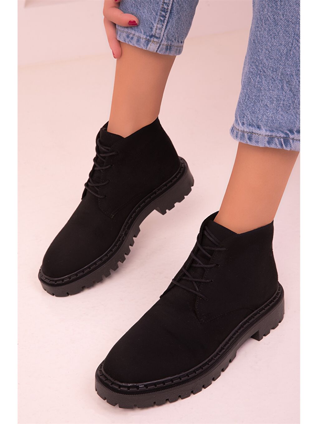 Siyah Süet Bağcıklı Bilek Boy Kadın Bot