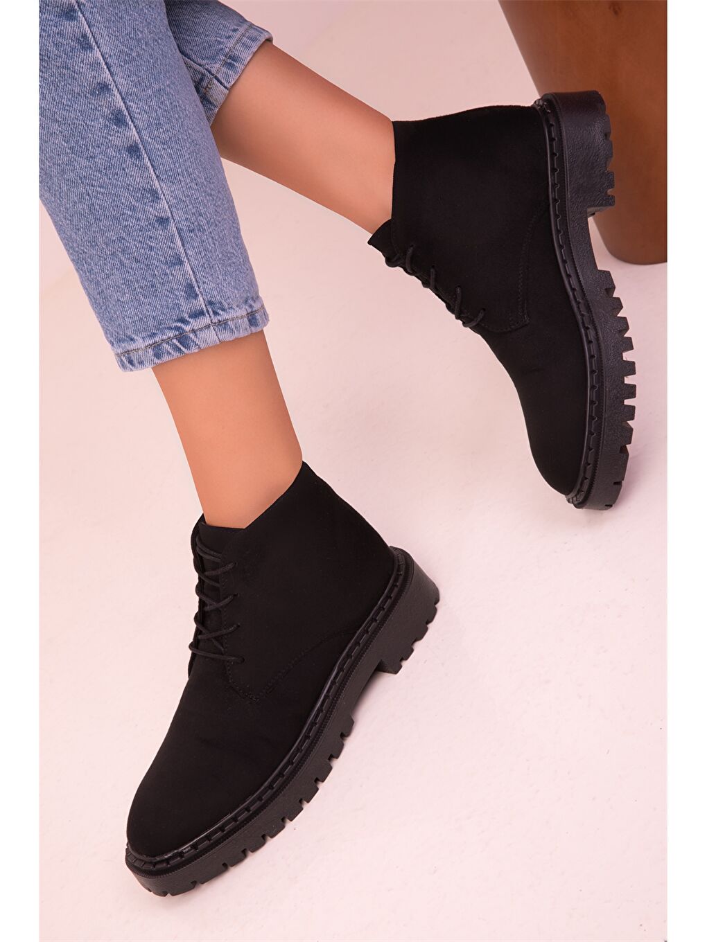 Siyah Süet Bağcıklı Bilek Boy Kadın Bot-1