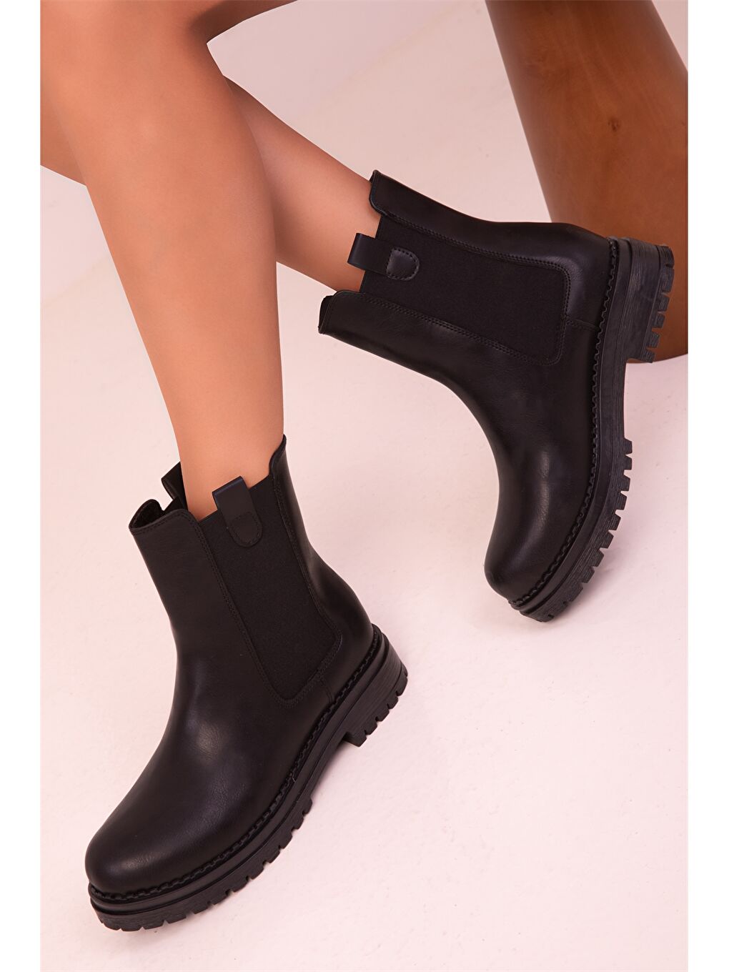 Siyah Deri Görünümlü Kadın Bot