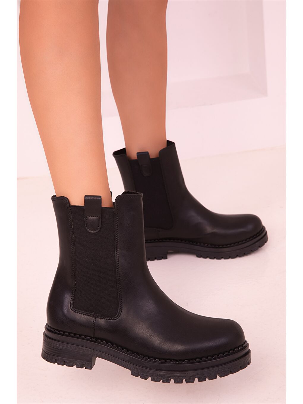 Siyah Deri Görünümlü Kadın Bot-1