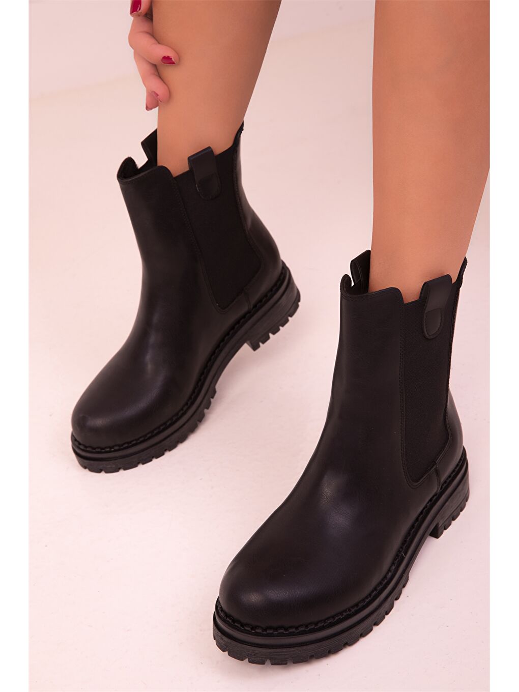 Siyah Deri Görünümlü Kadın Bot-2