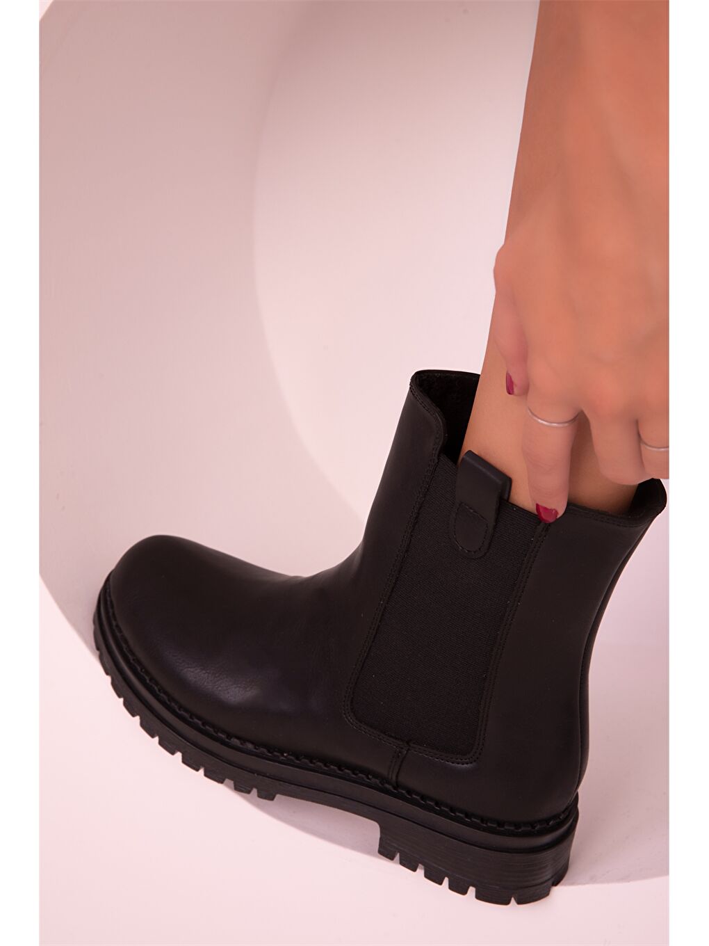 Siyah Deri Görünümlü Kadın Bot-3