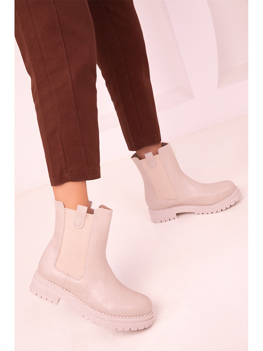 Bej Deri Görünümlü Kadın Bot-1