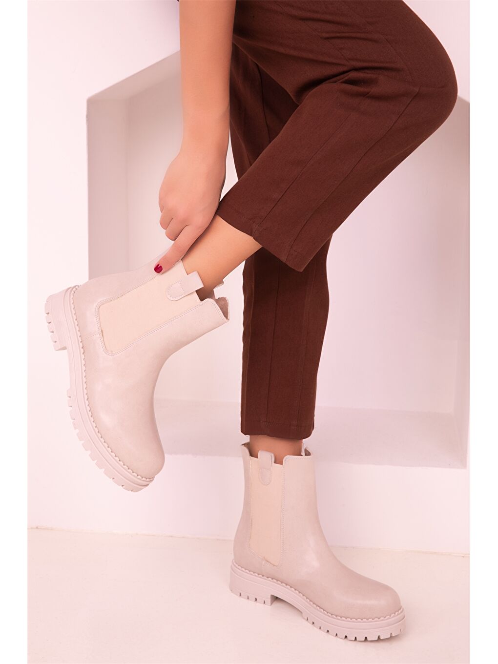 Bej Deri Görünümlü Kadın Bot-2