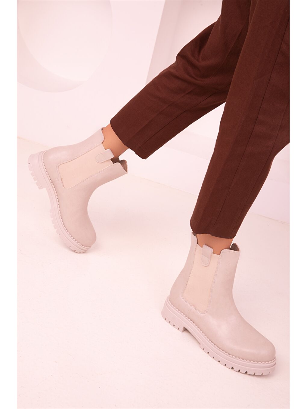 Bej Deri Görünümlü Kadın Bot-3