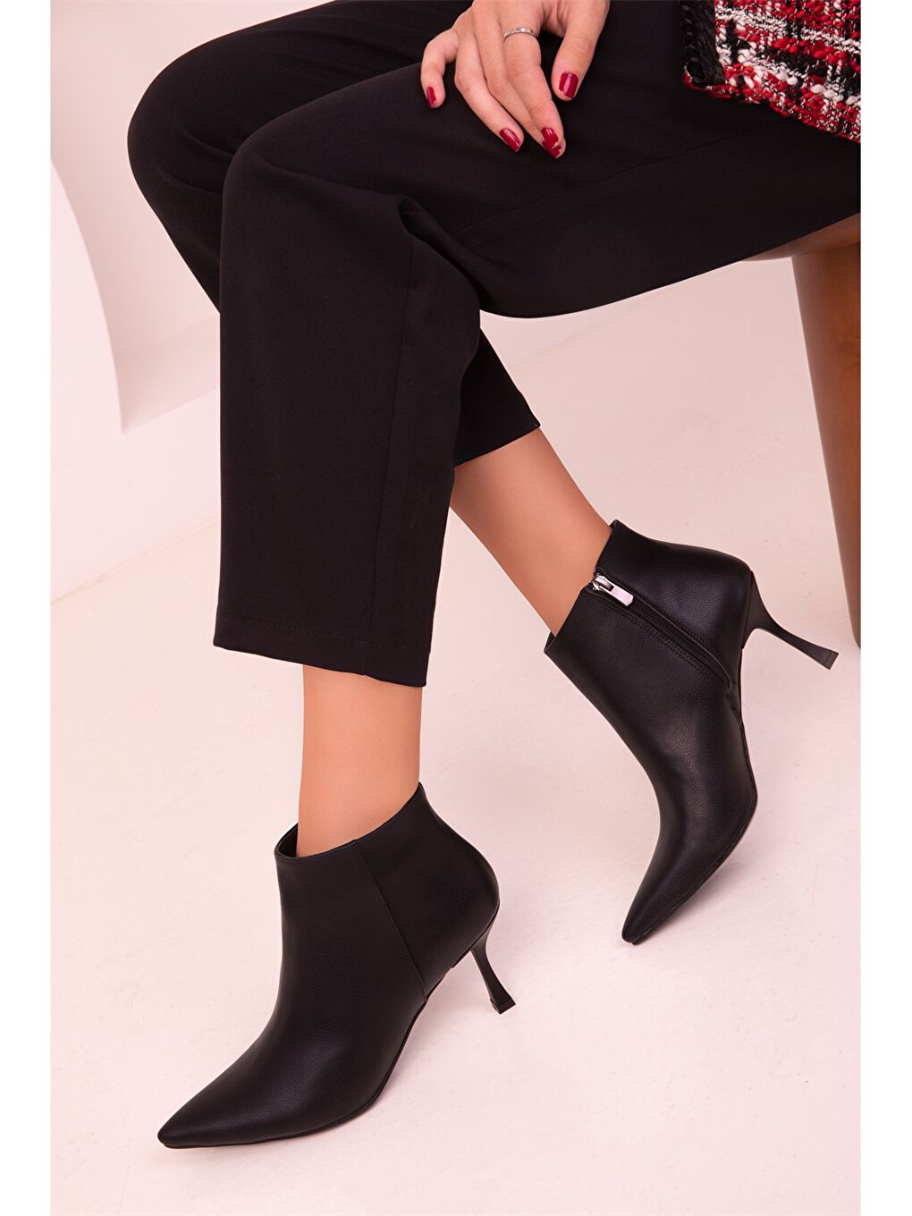 Siyah Deri Görünümlü Bilek Boy Kadın Topuklu Bot