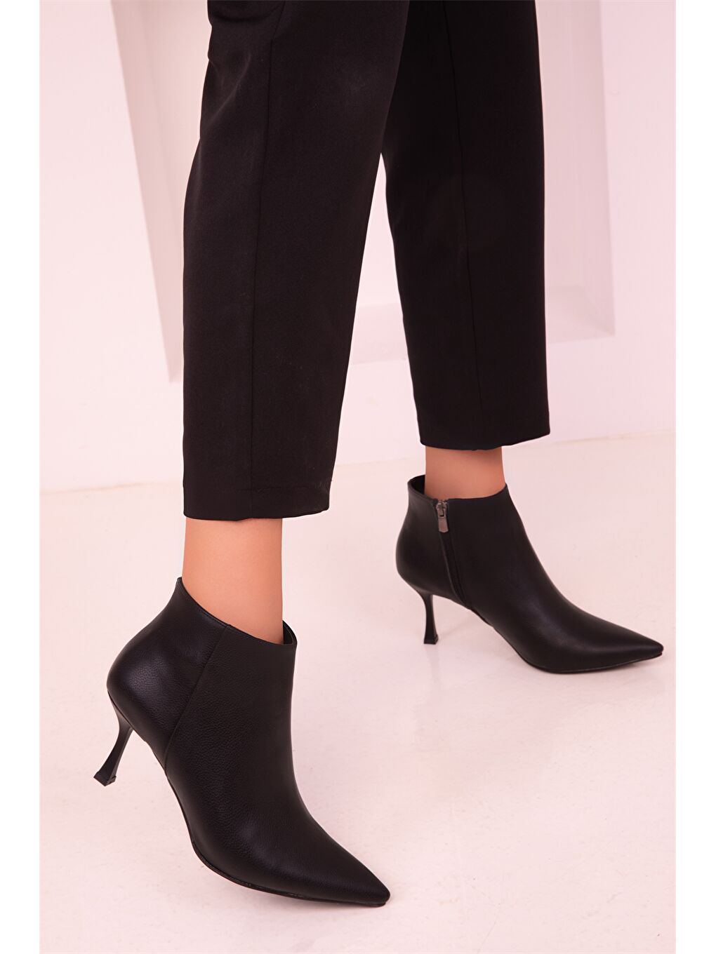 Siyah Deri Görünümlü Bilek Boy Kadın Topuklu Bot-1